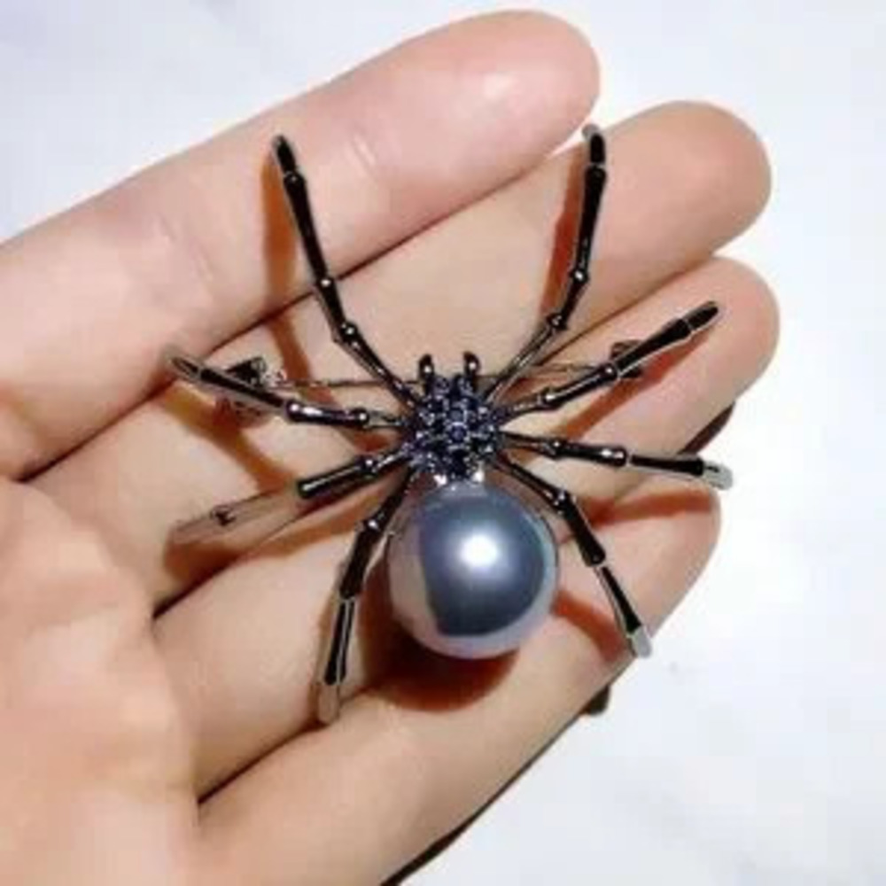 Exaggerated black spider creative brooch